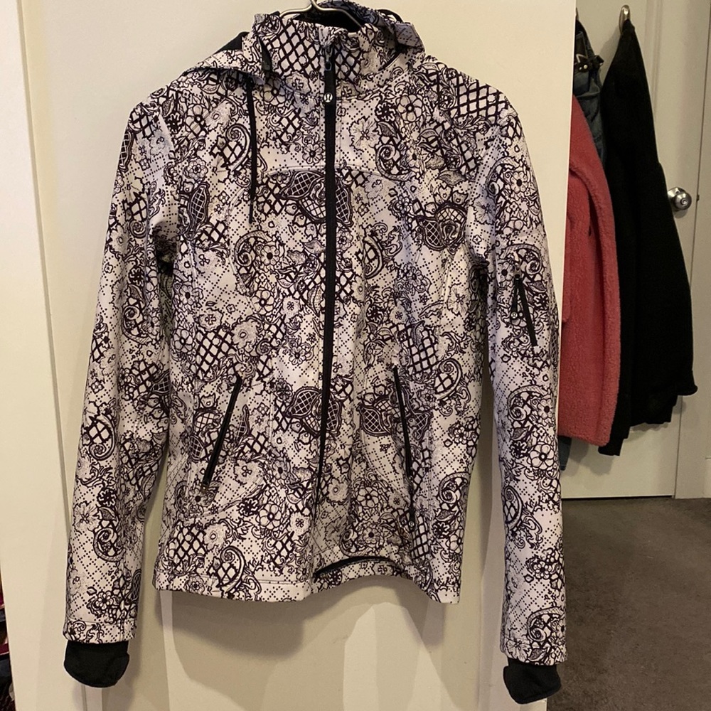 Lululemon rain jacket EUC size 8
